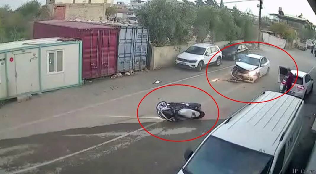 Otomobille çarpışan motosiklet sürücüsü havada taklalar attı 5